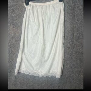 Belle Fleur Women Size Small ivory nylon blend lace trim vintage slip skirt‎